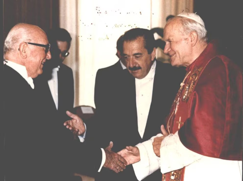 Juan Pablo II junto a Alfons&iacute;n.
