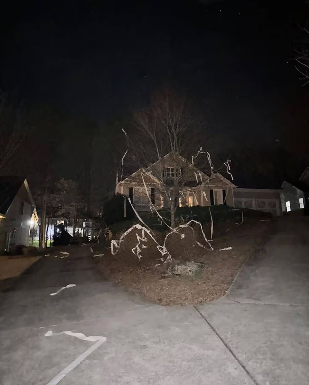 Los alumnos tiraron papel higi&eacute;nico a la casa de Hughes. (Foto: gentilez Mirror)