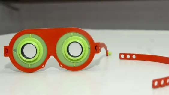 Estudiantes diseñan con impresoras 3D lentes para tratar el estrabismo