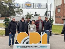La delegación sanjuanina, en el arco de acceso al 4° Encuentro Apícola Federal, realizado en la Sociedad Rural de Tucumán.