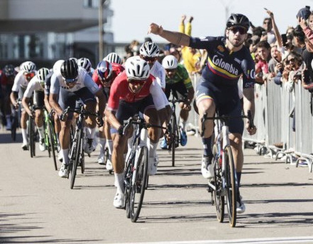 El de casco negro, es el Colo que remontó pero no pudo subir al podio. Hodeg sacó a relucir todo su oficio en las definiciones grupales. Dos costarricenses ganaron plata y bronce.