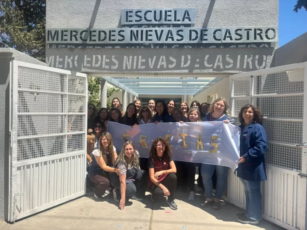 Emotiva despedida a la seño Olguita: fue maestra en Zonda y la homenajearon en su último viaje con globos y carteles