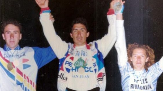 UN Burrito VARGAS muy joven compartiendo podio con Eduardo Mulet y Daniel Castro en los primeros años de su dilatada campaña ciclista.