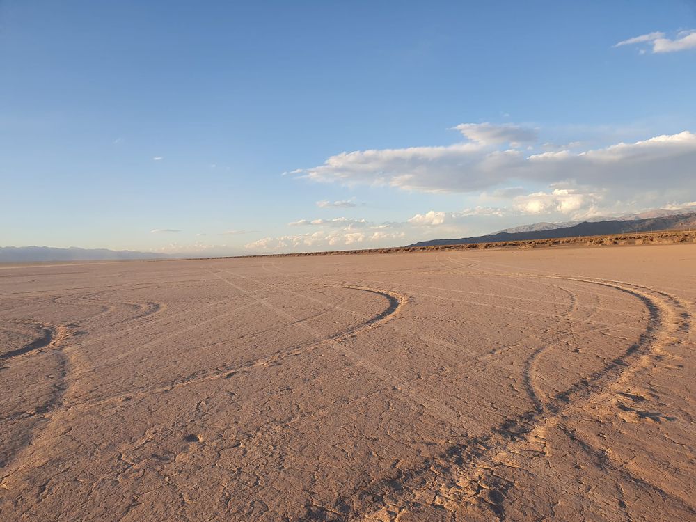 La Pampa del Leoncito aún muestra las huellas que dejarón los vehículos que ingresaron cuando aún el terreno estaba húmedo por las lluvias.