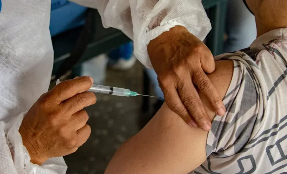 Se fue a vacunar con un brazo de mentira para poder obtener el pase sanitario
