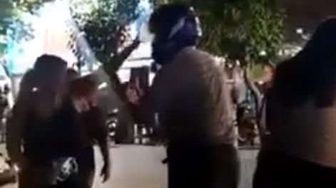 Lo sorprendieron siendo infiel en el corazón de Rawson y el video explotó en las redes