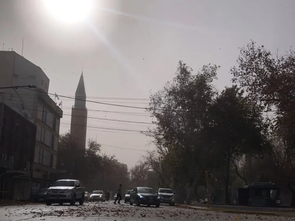 Tiempo de locos: posible Zonda y máxima cercana a los 30° antes de un fuerte viento Sur