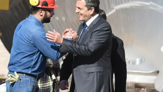 Massa visita territorio hostil buscando los votos perdidos