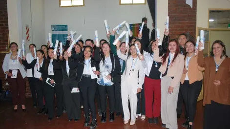 ALUMNOS de la sede Calingasta de la Universidad Católica de Cuyo celebrar tras recibir sus diplomas de graduación. En total, fueron 26 los nuevos profesionales que constituyen el último grupo de graduados en la Tecnicatura Universitaria en Gestión Gastronómica; en Sommeliers y en Higiene y Seguridad Laboral.