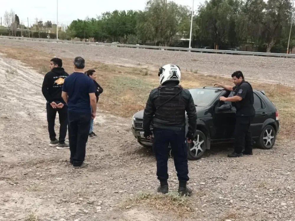 Perdió el control, despistó y quedó atrapado en su auto