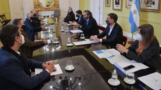 Micros y aviones, sólo para esenciales y sin el servicio doméstico