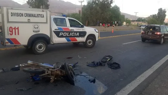 Lo peor para un changarín que se estrelló en moto contra la parte trasera de un auto
