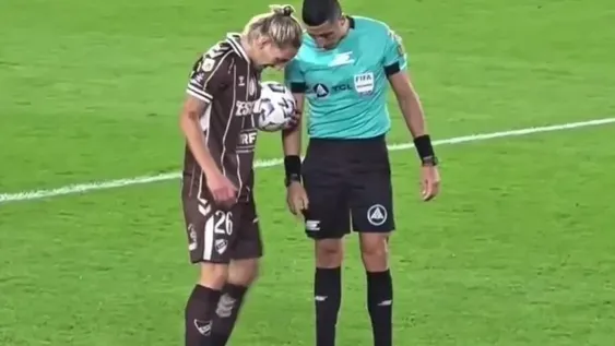 EN LA MIRA. Falcón Pérez habló con Schor en la previa del penal y se hundió.