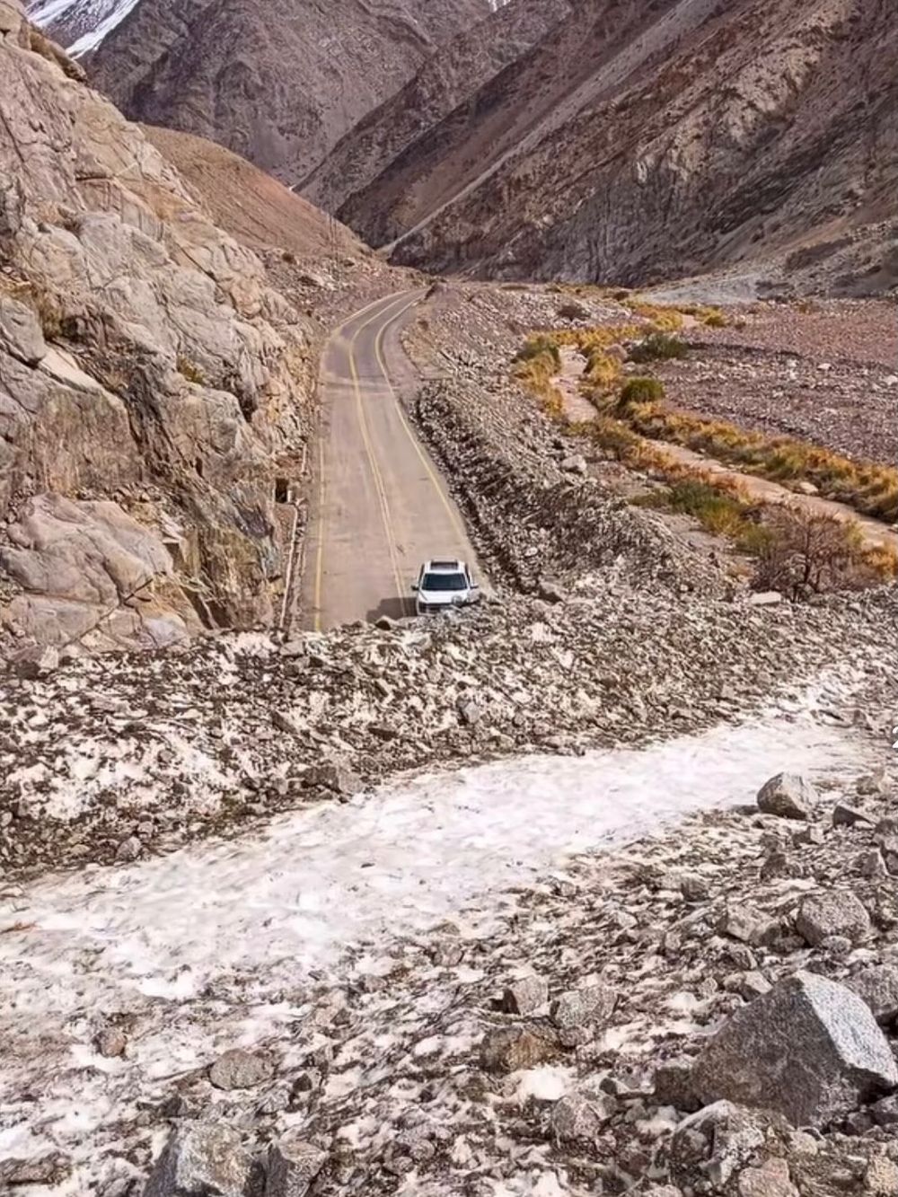 Piedras, barro y agua cubrieron completamente la calzada en el kilómetro 137 de la Ruta 41-CH.