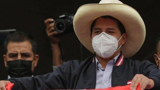 Con las últimas mesas a escrutar, Pedro Castillo supera a Keiko Fujimori