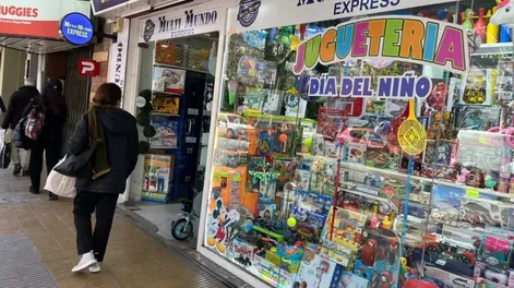 Diario de Cuyo | TEMÁTICA. Las jugueterías del microcentro sanjuanino ya armaron las vidrieras promocionando algunos productos para el Día de las Infancias que será el 17 de agosto.