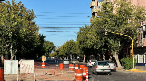 Por el avance de las obras de repavimentación en calle España, hay desvíos de tránsito en un transitado cruce