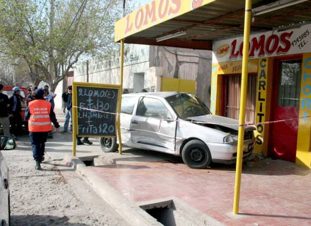 Un automovilista se metió a una vereda y mató a una estudiante