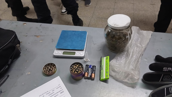 choco, huyo y agredio a los policias: en la requisa le hallaron marihuana y una balanza
