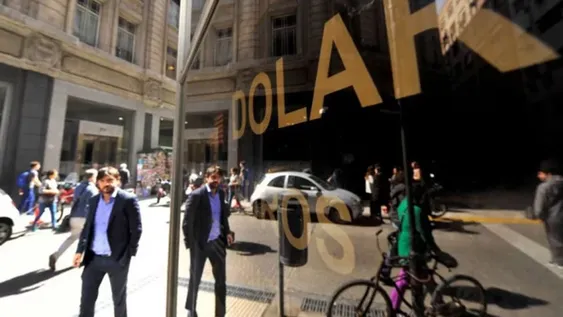 El dólar blue no frena su escalada: ayer subió $7 hasta tocar los $190