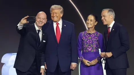 Gianni Infantino, Donald Trump junto a la presidenta de México, Claudia Sheinbaum, y al primer ministro de Canadá, Mark Carney.