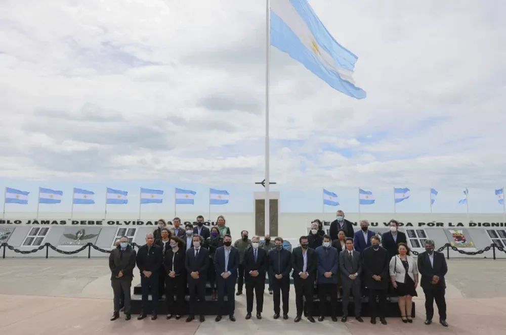 Alberto desafía los embates de Cristina y elogia a sus ministros