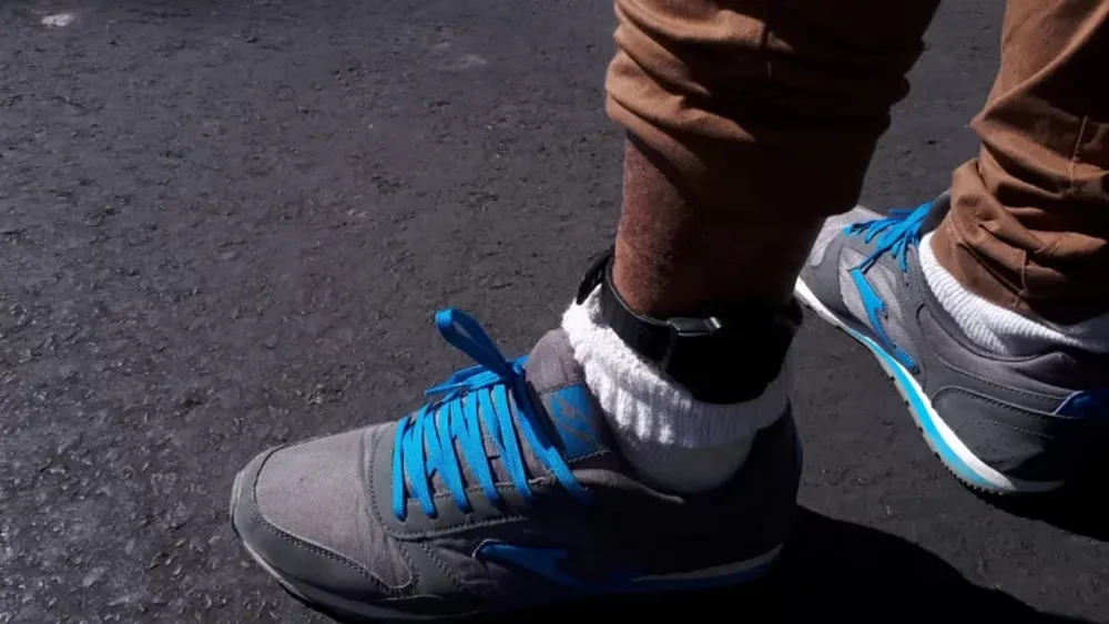 Los descubrieron rompiendo la cuarentena porque uno llevaba una tobillera electrónica