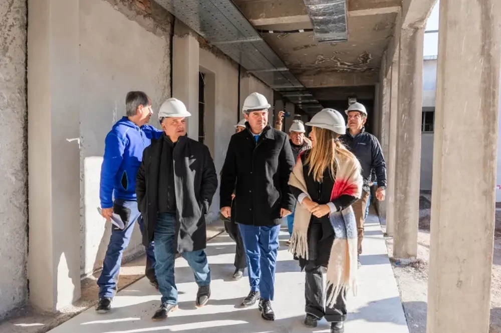 Orrego recorrió la obra del nuevo Hospital Aldo Cantoni: tiene el 50% de avance