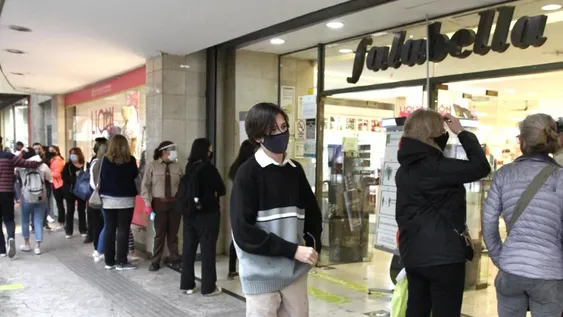 Falabella cerró su último local en el país y ya no vende online