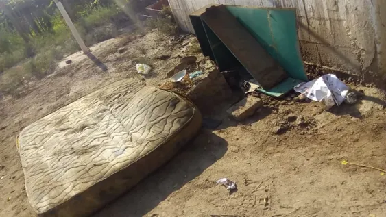 Un joven matrimonio perdió todo porque les robaron y les incendiaron la casa