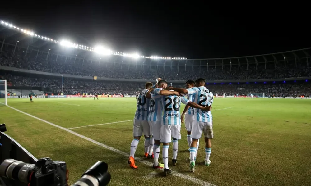 Racing erró dos penales, pero igual goleó a Vasco Da Gama y manda en su grupo