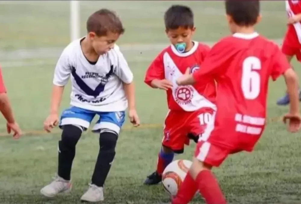 La historia del nene de 6 años que juega al fútbol con chupete