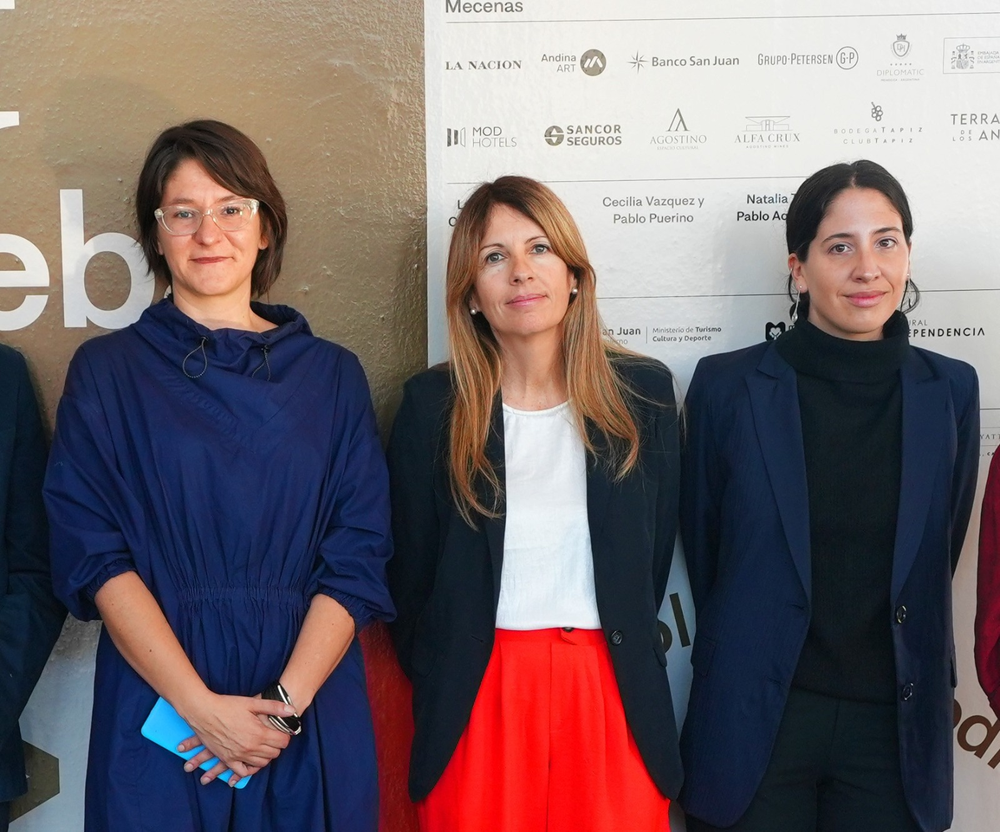 María Eugenia Basualdo, gerente de Relaciones Comunitarias de Glencore Pachón (centro), junto a las referentes de la Fundación ArteBA .