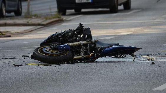 Chocaron un auto y una moto y un joven terminó en el hospital