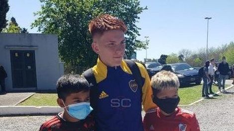 Hinchas de River le pidieron una foto a una joven figura de Boca