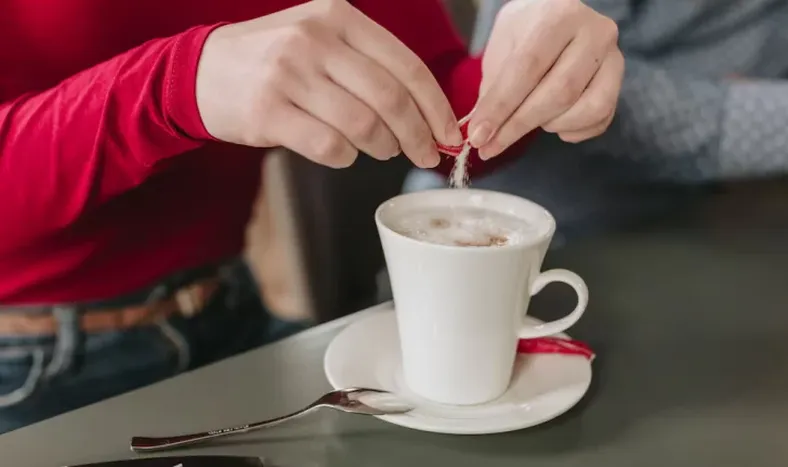 Azúcar o edulcorantes artificiales, ¿cuál es la mejor opción para la salud?