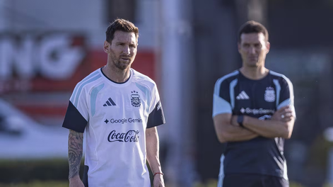 Lionel Scaloni, Lionel Messi durante el entrenamiento de la Seleccion de futbol Argentina previo al amistoso frente a Zambia.