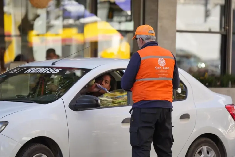 Gobierno refuerza controles a taxis y remises y recomienda usar solo servicios autorizados