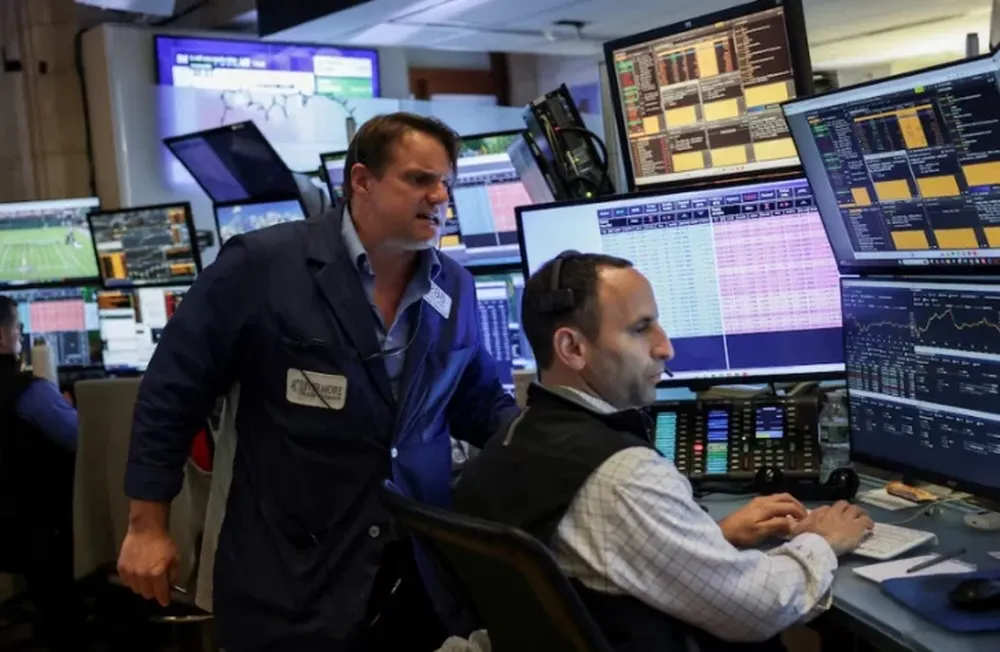 Caen las acciones y los bonos argentinos, con arrastre de las bajas de Wall Street