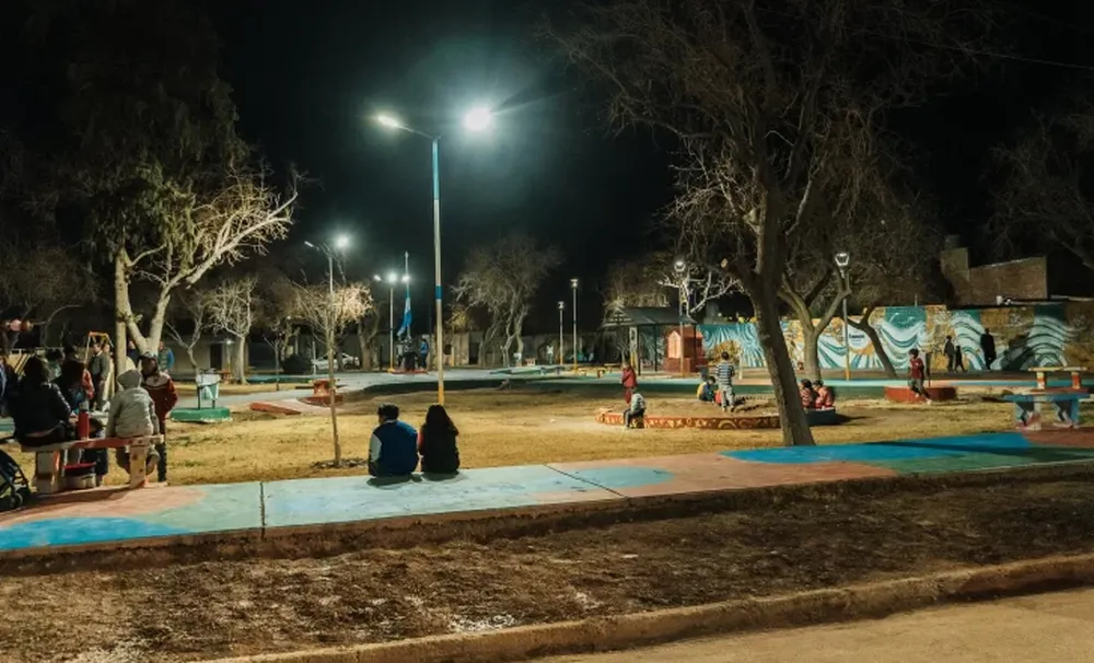 Refaccionan plaza en una barrio de Rawson