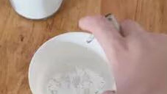 Mostró el truco definitivo para limpiar los tuppers percudidos y se volvió viral