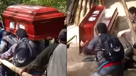 Conmoción: colapsó un puente por donde llevaban un ataúd, el cadáver cayó al río y todo quedó filmado