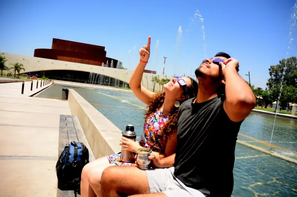 El eclipse solar pasó casi desapercibido en la Ciudad