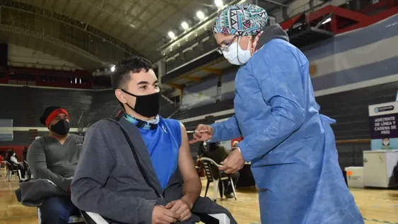 Irán casa por casa a vacunar a aquellos adolescentes que no puedan moverse