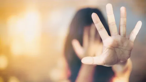 Le puso un revólver en la cabeza a su pareja y luego la golpeó con una sartén