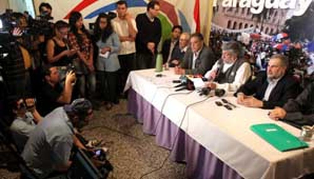A un mes de su salida, Lugo promete “resistir”