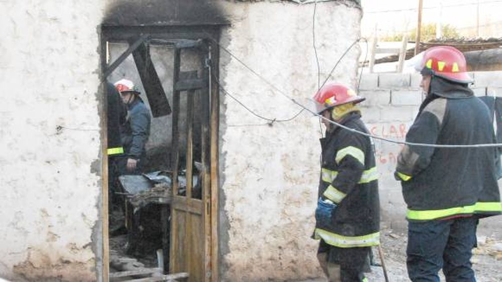 Por irse de fiesta, sus dos hijos mueren asfixiados y quemados