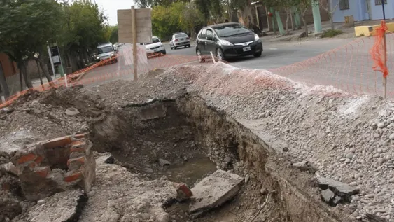 Peligro en una calle que colapsó por la mala compactación en obra de cloacas