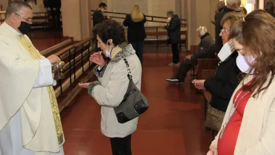 Con sólo 20 fieles en la Catedral, San Juan Bautista tuvo su misa