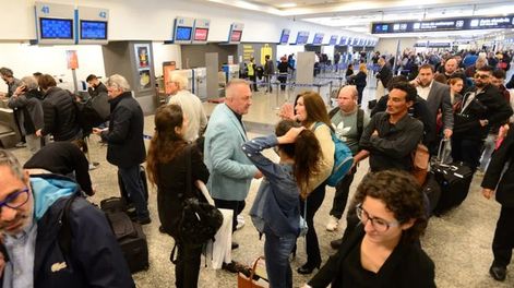 Un paro salvaje de maleteros en Aeroparque, Ezeiza y Córdoba obligó a la cancelación de 40 vuelos